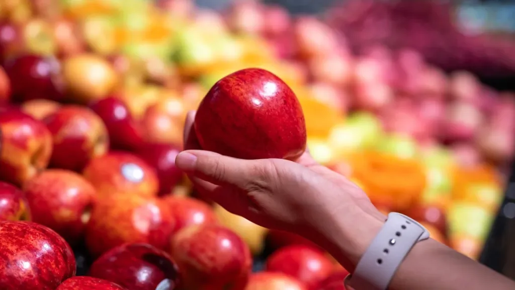 1 maçã por dia: conheça os benefícios de incluir a fruta na rotina